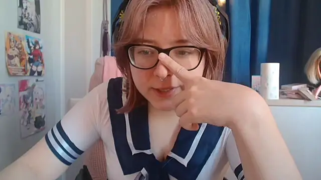 Snapshot of LolaWEI chatting on November 16, 2025, 7:35 am LolaWEI online show from November 16, 2025, 7:35 am