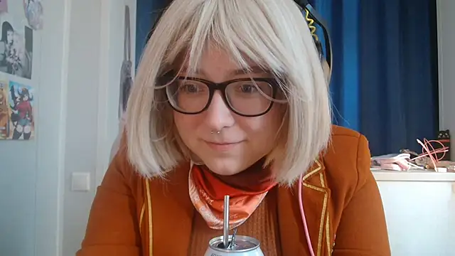 Snapshot of LolaWEI chatting on October 31, 2025, 7:27 am LolaWEI online show from October 31, 2025, 7:27 am