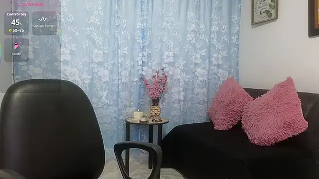 Snapshot of Cleohot999 chatting on October 5, 2025, 5:47 pm Cleohot999 online show from October 5, 2025, 5:47 pm