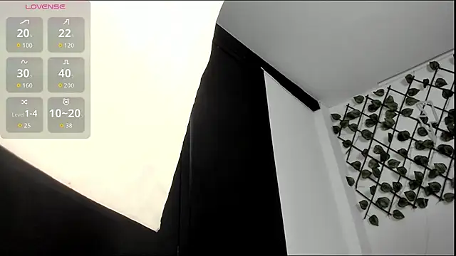 Snapshot of Shinny_Crystal chatting on October 29, 2025, 1:43 pm Shinny Crystal online show from October 29, 2025, 1:43 pm