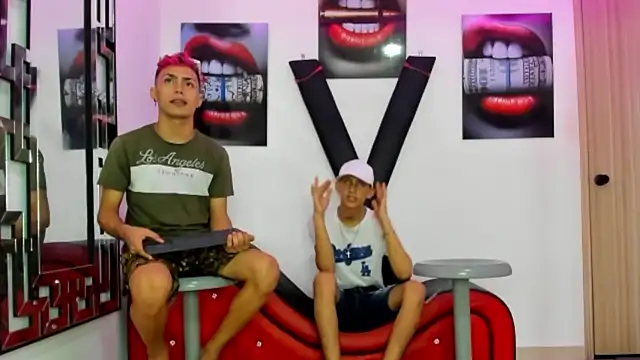 Snapshot of VERY_HOT_GUYS chatting on October 28, 2025, 1:28 am VERY HOT GUYS online show from October 28, 2025, 1:28 am