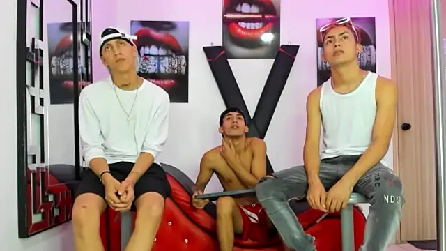 Snapshot of VERY_HOT_GUYS chatting on October 21, 2025, 1:27 am VERY HOT GUYS online show from October 21, 2025, 1:27 am