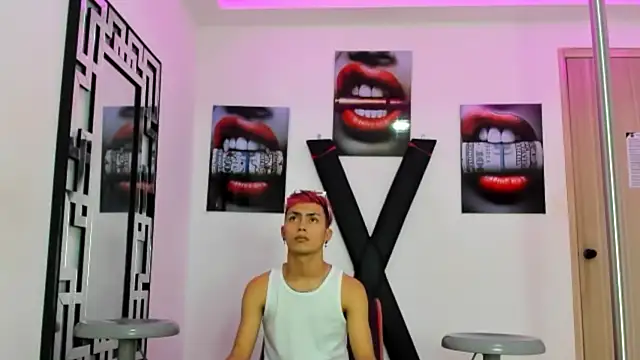 Snapshot of VERY_HOT_GUYS chatting on October 18, 2025, 10:56 pm VERY HOT GUYS online show from October 18, 2025, 10:56 pm