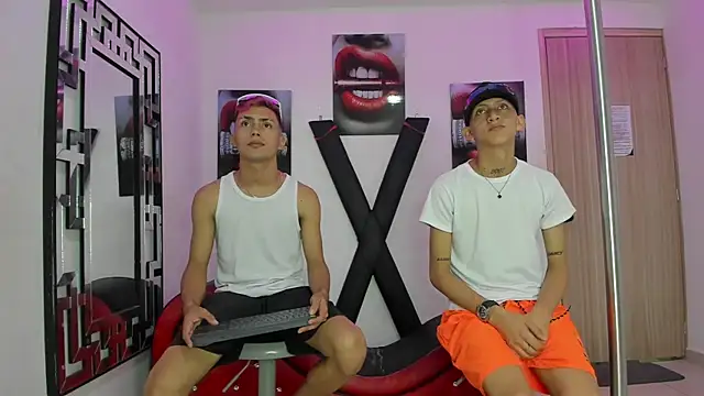 Snapshot of VERY_HOT_GUYS chatting on November 16, 2025, 1:32 am VERY HOT GUYS online show from November 16, 2025, 1:32 am