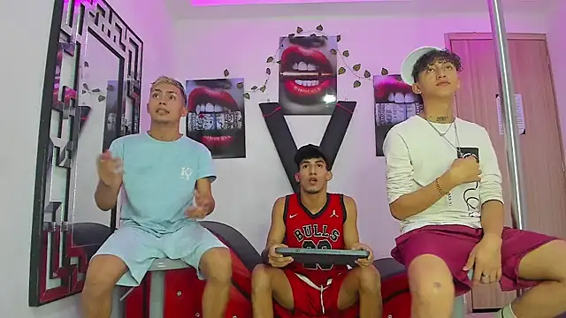 Snapshot of VERY_HOT_GUYS chatting on October 1, 2025, 1:33 am VERY HOT GUYS online show from October 1, 2025, 1:33 am