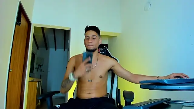 Snapshot of daddys_insanee chatting on October 7, 2025, 2:12 am daddys insanee online show from October 7, 2025, 2:12 am