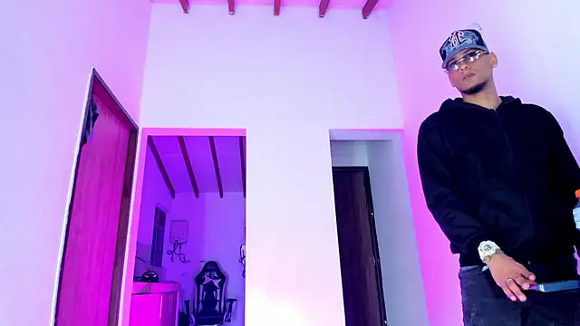 Snapshot of daddys_insanee chatting on October 15, 2025, 4:33 am daddys insanee online show from October 15, 2025, 4:33 am