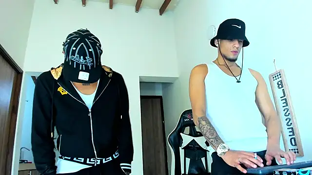 Snapshot of daddys_insanee chatting on October 19, 2025, 5:32 am daddys insanee online show from October 19, 2025, 5:32 am