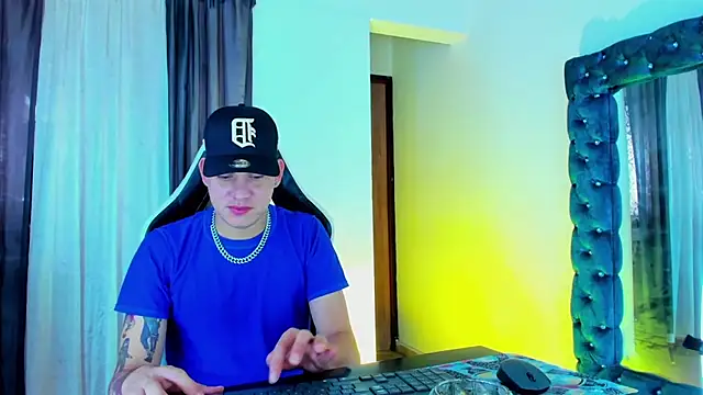 Snapshot of daddys_insanee chatting on November 10, 2025, 12:10 pm daddys insanee online show from November 10, 2025, 12:10 pm