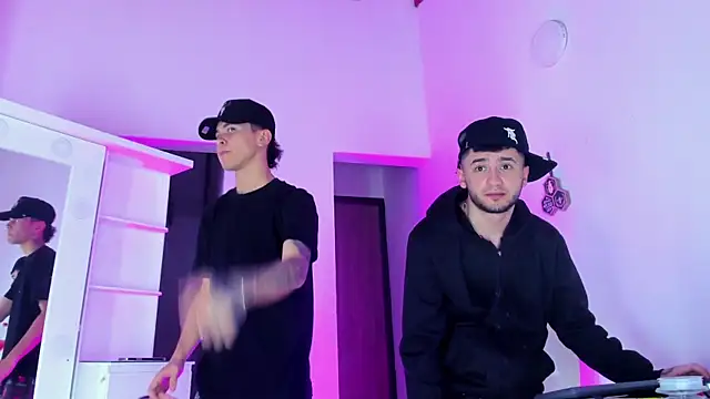 Snapshot of daddys_insanee chatting on October 25, 2025, 5:39 am daddys insanee online show from October 25, 2025, 5:39 am