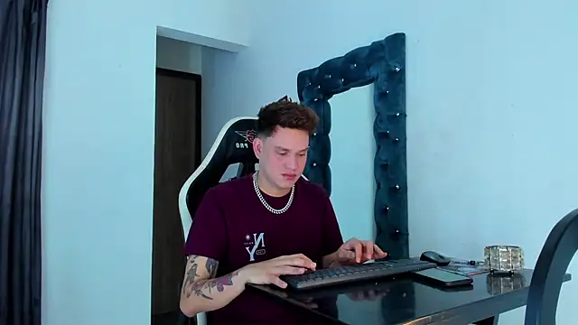 Snapshot of daddys_insanee chatting on November 11, 2025, 12:00 pm daddys insanee online show from November 11, 2025, 12:00 pm