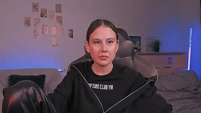 Snapshot of adelle046 chatting on October 13, 2025, 2:07 pm adelle046 online show from October 13, 2025, 2:07 pm