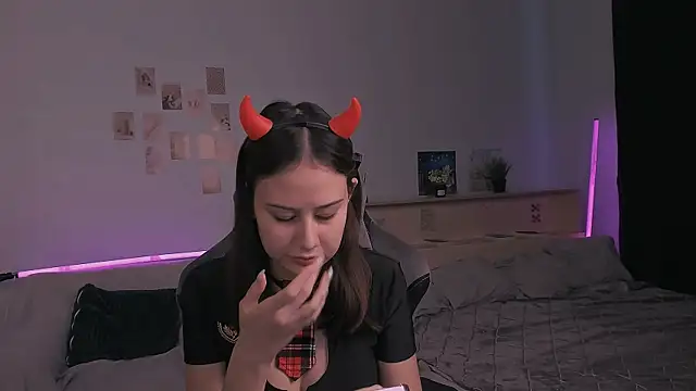 Snapshot of adelle046 chatting on October 31, 2025, 10:45 am adelle046 online show from October 31, 2025, 10:45 am