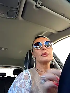 KirraWhite online show from October 31, 2025, 10:23 am