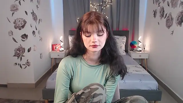 Snapshot of MileyRood chatting on October 15, 2025, 11:13 pm MileyRood online show from October 15, 2025, 11:13 pm