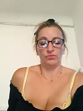 Snapshot of Fifi83Bell chatting on October 7, 2025, 11:55 am Fifi83Bell online show from October 7, 2025, 11:55 am