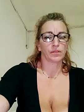 Snapshot of Fifi83Bell chatting on November 3, 2025, 9:29 pm Fifi83Bell online show from November 3, 2025, 9:29 pm