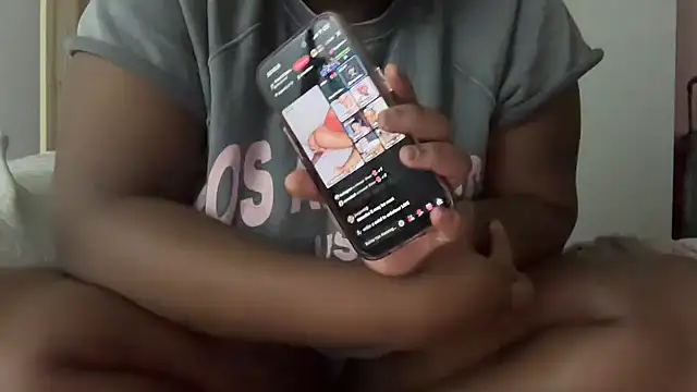 Snapshot of nanaisbackk chatting on October 27, 2025, 10:54 pm nanaisbackk online show from October 27, 2025, 10:54 pm