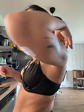 LaPetiteKim online show from November 3, 2025, 1:04 pm