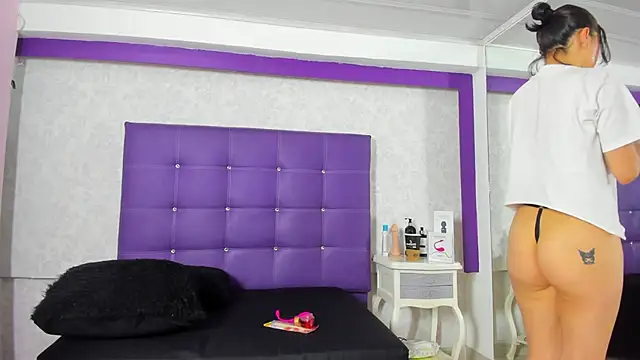 Snapshot of LeaMoreau22 chatting on October 12, 2025, 12:17 pm LeaMoreau22 online show from October 12, 2025, 12:17 pm