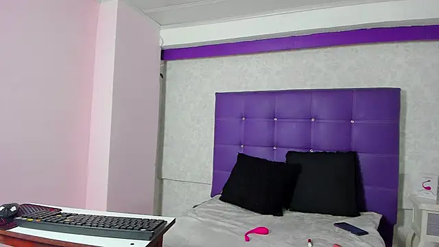 LeaMoreau22 online show from November 21, 2025, 12:04 pm