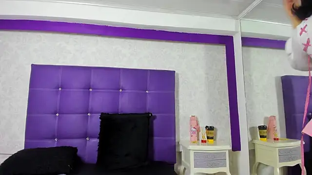 Snapshot of LeaMoreau22 chatting on October 15, 2025, 12:13 pm LeaMoreau22 online show from October 15, 2025, 12:13 pm