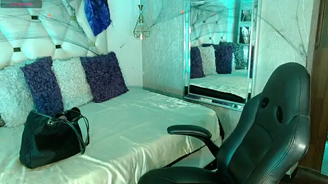 Snapshot of Miranda_Collins chatting on October 19, 2025, 3:42 am Miranda Collins online show from October 19, 2025, 3:42 am