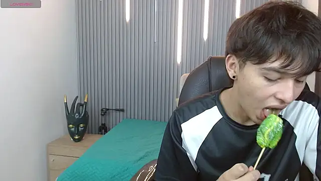 Snapshot of StiwenTwink chatting on May 10, 2026, 1:25 pm StiwenTwink online show from May 10, 2026, 1:25 pm