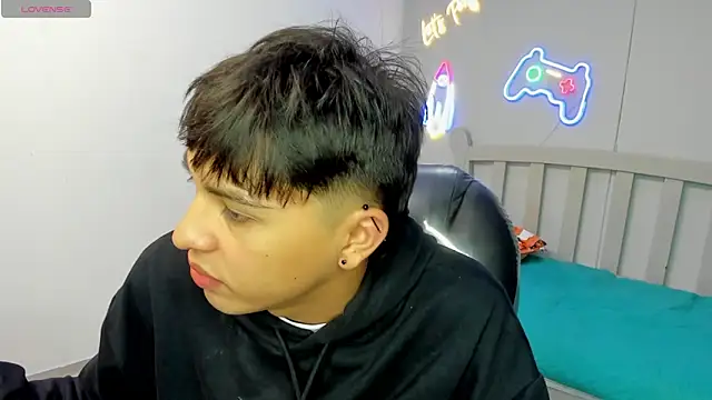 Snapshot of StiwenTwink chatting on November 7, 2025, 1:59 pm StiwenTwink online show from November 7, 2025, 1:59 pm