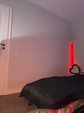 Niinarosee online show from April 9, 2026, 6:36 pm