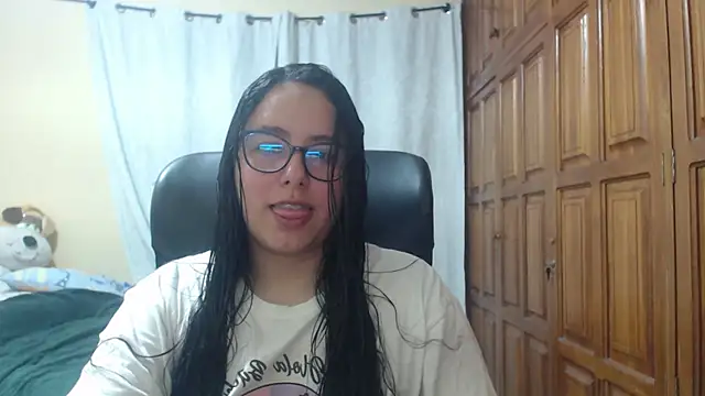 Venus cat  online show from April 12, 2026, 1:42 am