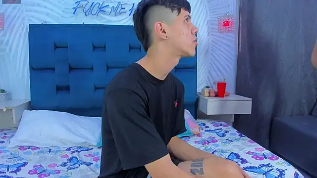 Snapshot of Youngs_Wild chatting on November 15, 2025, 6:12 pm Youngs Wild online show from November 15, 2025, 6:12 pm