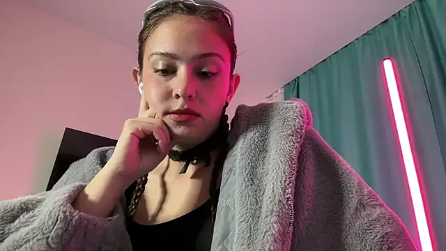 Snapshot of erikaa_miuu chatting on October 19, 2025, 6:32 pm erikaa miuu online show from October 19, 2025, 6:32 pm