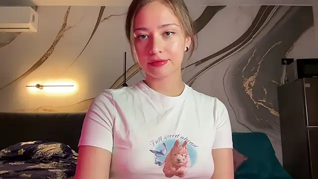 Snapshot of erikaa_miuu chatting on October 2, 2025, 5:05 pm erikaa miuu online show from October 2, 2025, 5:05 pm