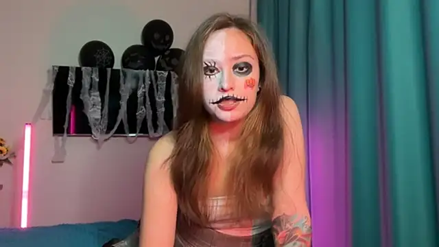 Snapshot of erikaa_miuu chatting on October 31, 2025, 5:53 pm erikaa miuu online show from October 31, 2025, 5:53 pm