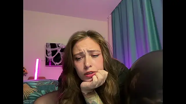 Snapshot of erikaa_miuu chatting on October 23, 2025, 6:28 pm erikaa miuu online show from October 23, 2025, 6:28 pm