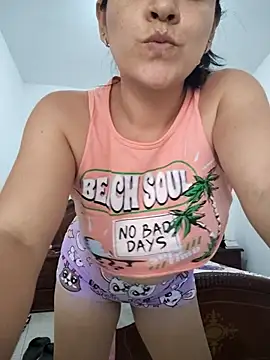 LindaSalo33 online show from October 5, 2025, 5:58 pm