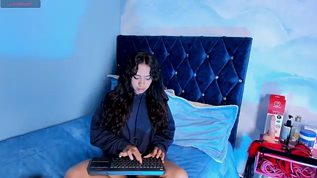 laylaa fox online show from October 8, 2025, 7:47 pm