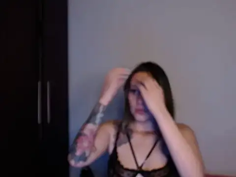 Snapshot of LV_MOONWOMAN chatting on October 5, 2025, 12:18 pm LV MOONWOMAN online show from October 5, 2025, 12:18 pm