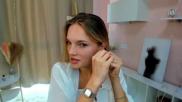 Snapshot of JulieLupo chatting on October 8, 2025, 6:15 am JulieLupo online show from October 8, 2025, 6:15 am