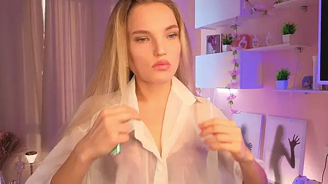 Snapshot of JulieLupo chatting on October 16, 2025, 6:10 am JulieLupo online show from October 16, 2025, 6:10 am