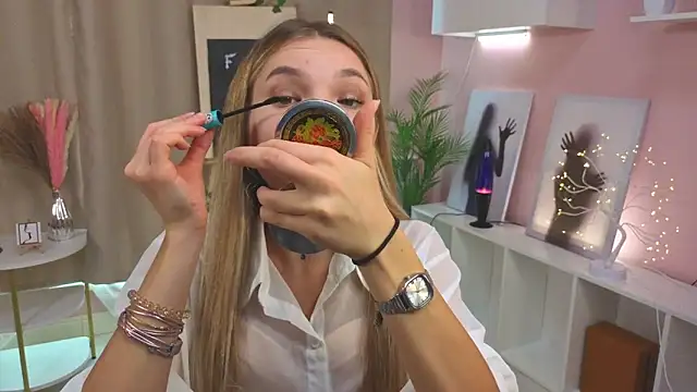 Snapshot of JulieLupo chatting on October 12, 2025, 6:15 am JulieLupo online show from October 12, 2025, 6:15 am