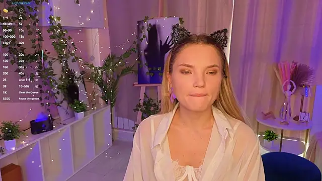 Snapshot of JulieLupo chatting on November 7, 2025, 6:07 am JulieLupo online show from November 7, 2025, 6:07 am