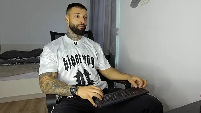 Snapshot of MasculineGuy99 chatting on October 15, 2025, 6:44 am MasculineGuy99 online show from October 15, 2025, 6:44 am