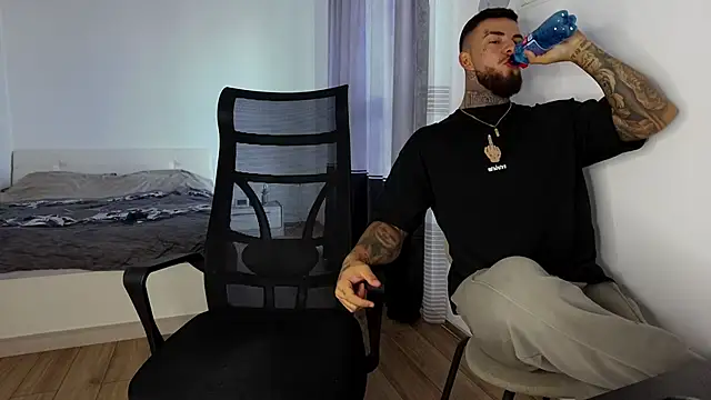 Snapshot of MasculineGuy99 chatting on November 3, 2025, 8:51 am MasculineGuy99 online show from November 3, 2025, 8:51 am