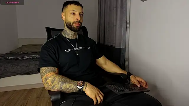 Snapshot of MasculineGuy99 chatting on October 27, 2025, 4:35 am MasculineGuy99 online show from October 27, 2025, 4:35 am