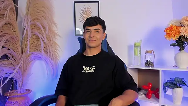 Thiago Connor21 online show from May 17, 2026, 11:49 pm