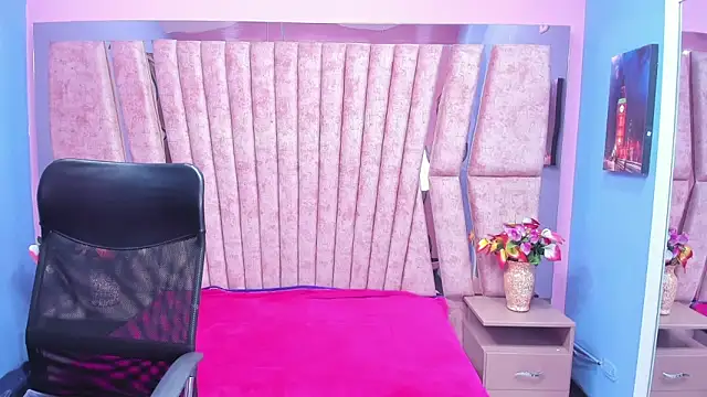 sarah sweett  online show from October 6, 2025, 1:23 pm