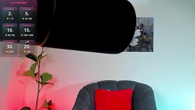 JulianaPons online show from February 16, 2026, 9:13 pm