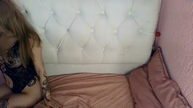 Snapshot of Sweetly_Innocent chatting on October 23, 2025, 7:18 am Sweetly Innocent online show from October 23, 2025, 7:18 am